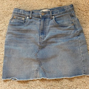 Levis high Rise skirt - En jättefin jeanskjol i väldigt bra kvalitet. Storleken är xs men passar på en small också.  Köparen står för frakten 