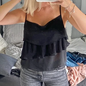 Svart volangtopp - Svart volangtopp med justerbara axelband💞