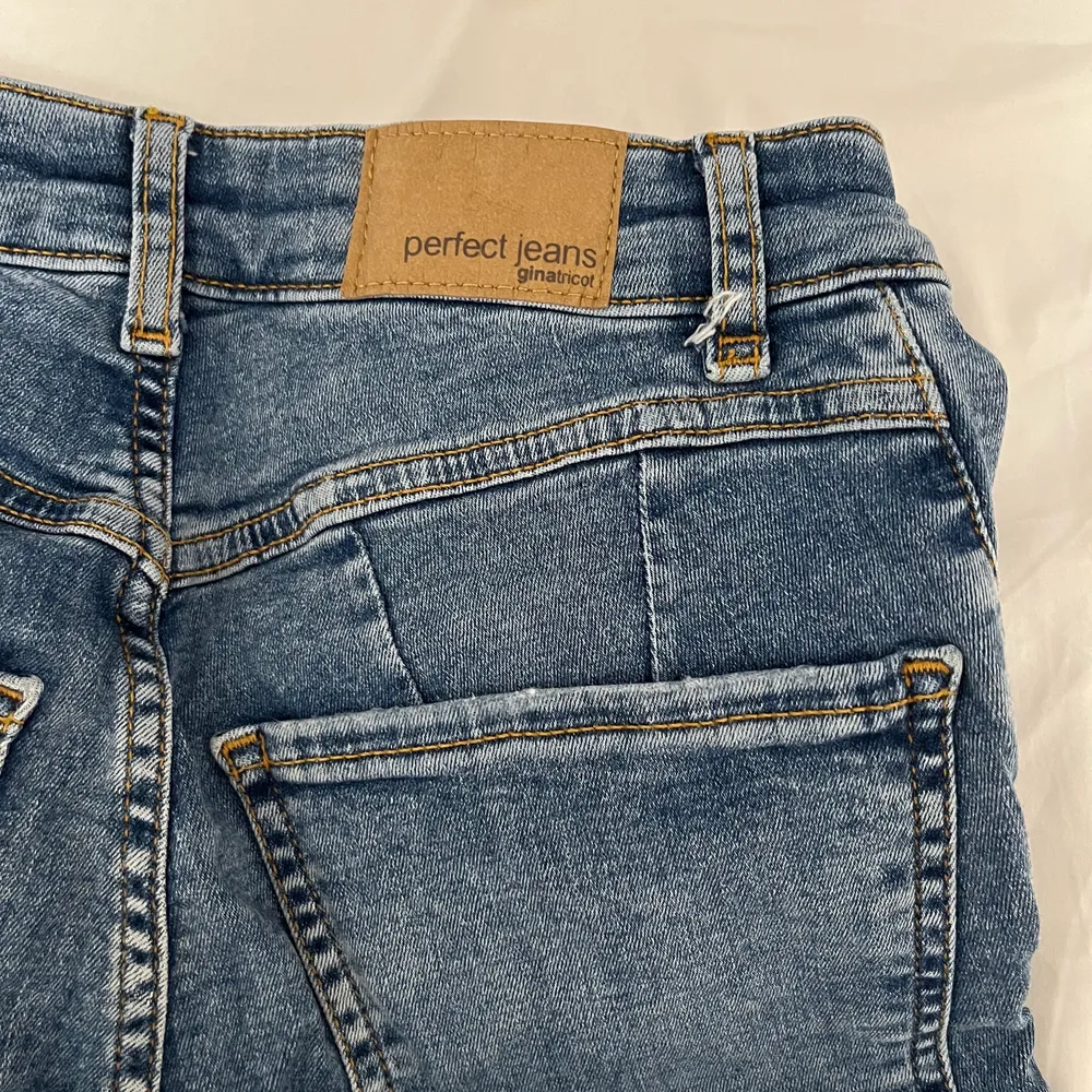 blåa perfect jeans från gina. inga defekter och sällan använda. ‼️ frakten är inte medräknad i priset. tror de är petite. Jeans & Byxor.