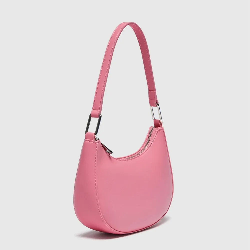 Superfin rosa pull&bear väska!! Säljer då jag inte fått användning för den, helt oanvänd. Köpt för 169. Fraktar endast . Väskor.