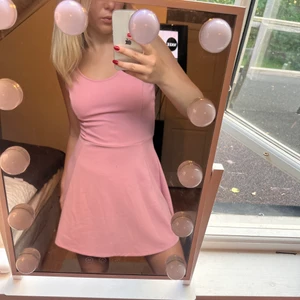 Rosa klänning  - Rosa klänning från H&M i storlek 36, knapt använd 