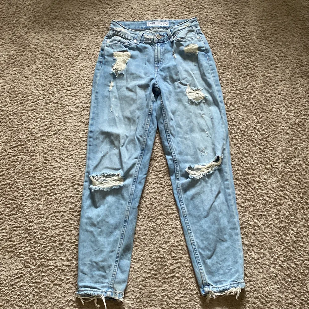 Blåa jeans med slitningar. Säljer för att dom inte kommer till användning då de blivit förstora för mig. Nyskick! Stl XXS💞 TRYCK INTE PÅ KÖP DIREKT. Jeans & Byxor.