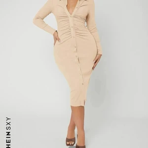 Elegant klänning med knappöppning - Elegant klänning i ribbat tyg. I färgen aprikos. Helt oanvänd! Storlek xs (bild från shein)