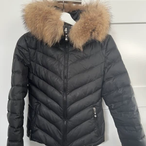 Hollies dunjacka - Hollies dunjacka med päls i fint skick! Storlek 34.