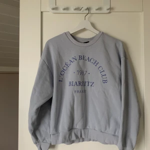Collegetröja Gina Tricot - Mysig collegetröja från Gina tricot i storlek S. Super skönt material!! Använd några gånger men i väldigt fint skick💘✨