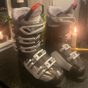  Pjäxor - Säljer mina Jätte fina pjäxor. Som tyvärr inte passar mig länge. Inte alls använts mycket.  Salomon instinct 90 Cs 