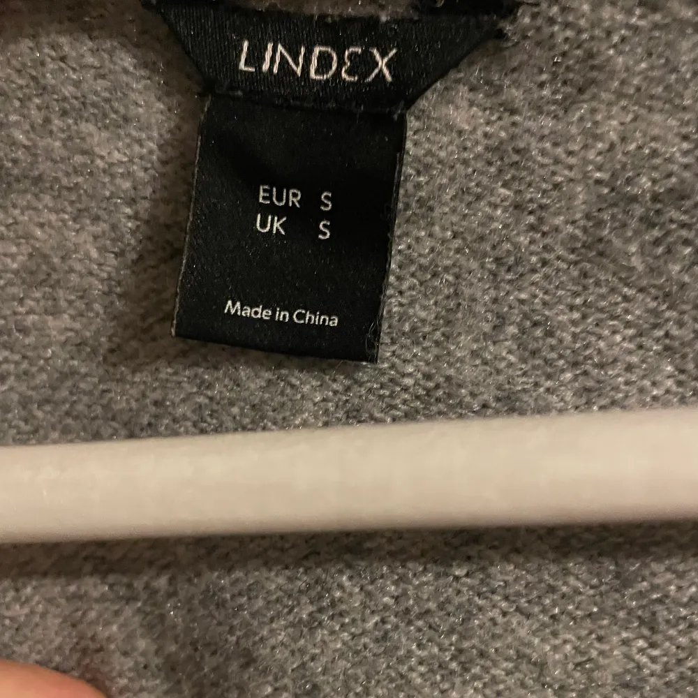 Säljer den här skit fina tröjan då den tyvär inte kommer till använding🫶🏼 grå färg me trendig urigning i strl S! Först till kvarn annars budgivning. Stickat.