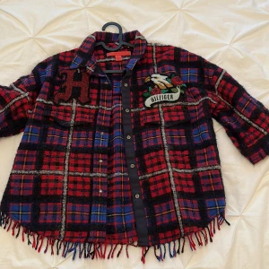 Tommy hilfiger shirt - Skit snygg tommy skjorta med ränder.