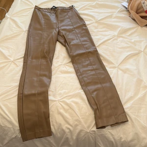 Beige caramel leather  - Faux leather. In good condition