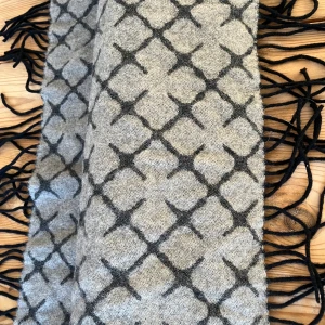 Halsduk från Malene Birger (Ortega)  - Halsduk i fint skick. Ena sidan svart, andra grå. Knappt använd. Säljer då färgen inte passar mig. Nypris 1700, säljes för 800 kr el högstbjudande. 