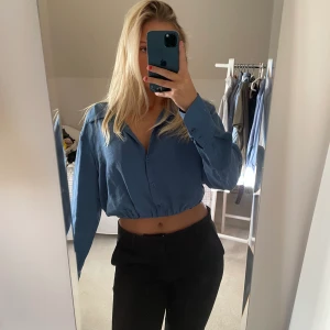 Zara topp - Säljer min fina blå Zara skjorta/topp i storlek S, använd men i bra skick!💗