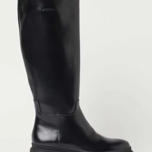 Boots storlek 40 - Svarta boots i storlek 40. Endast använda en gång. Kostade 499kr, säljer för 232.