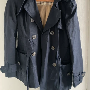 Kappa - ❌tryck inte på köp nu❌ Supersnygg kappa som tyvärr va för liten för mig i armarna😭😭 från Zara men säljs inte längre💖💖