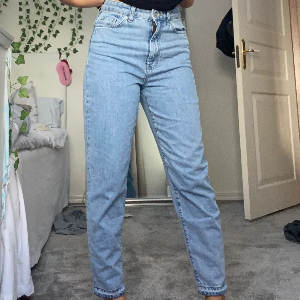 Loose mom jeans, högmidjade från H&M. I princip nya. Och jättesköna😻❤️. Jeans & Byxor.