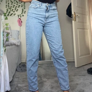 Mom jeans - Loose mom jeans, högmidjade från H&M. I princip nya. Och jättesköna😻❤️