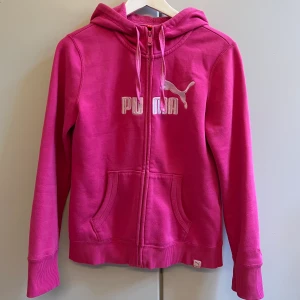 Puma zipup - Säljer den här gulliga rosa puma zipupen för att den inte kommer till användning💗 