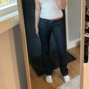 Lågmidjade 7 for all mankind jeans  - Intressekoll på dem snyggaste lågmidjade jeansen med guldsömmar🤩. De är från märket 7 for all mankind och är i storlek 29 men är väldigt små i storleken och passar en XS/S🤩⚡️