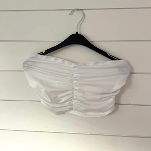 Topp - Jättefin topp med en liten vridning i bak, storlek S! Helt oanvänd 