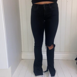lågmidjade jeans med slits - Ett par svarta lågmidjade bootcutjeans som jag klippt slits i från crocker! Super fina men alldeless för små för mog och därför säljer jag vidare dessa❤️❤️Köpare står för frakt!