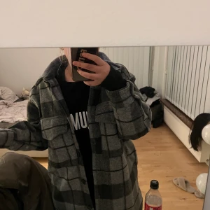 Rutig kappa från Hm - Använder aldrig kappor så det blev väl ett fel köp haha men den är fin och går ner till knäna tror det är storlek S 