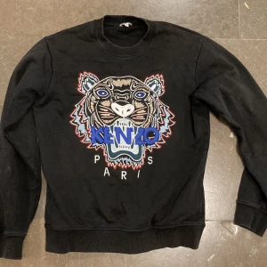 Kenzo tröja  - Riktigt br skick knappt använd förutom att en lite del av z är borta men annars riktigt bra tröja