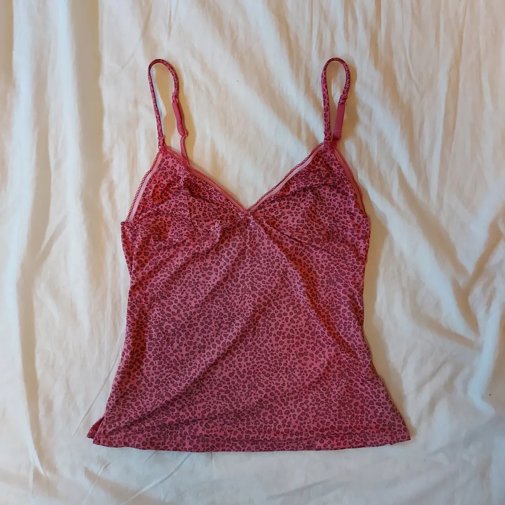 Ett jättefint rosa linne/lingerietop från Etam. Saknas storlek, men skulle gissa på S, men hade även funkat för xs - m. 