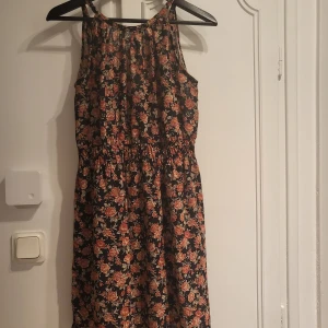 Klänning - Snygg klänning i rockabillystil