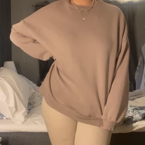 Oversized baggy sweater - En oversized sweatshirt Nelly, perfekt om man vill ha en mysig baggy tröja. Strl M. Köparen står för frakt.