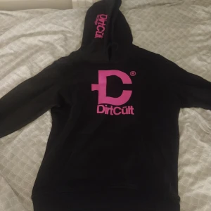 Dirtcült hoodie - Använd en gång men väldigt bekväm