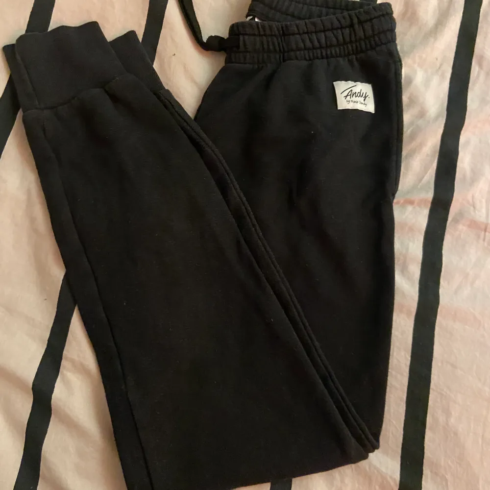 En grå och en svart mjukis byxor från Andy, använd några när jag är hemma bara. Säljer då det inte kommer till användning längre. Storlek S på båda men skulle nog säga att det passar XS också, kom privat för bilder på eller frågor🤍. Jeans & Byxor.