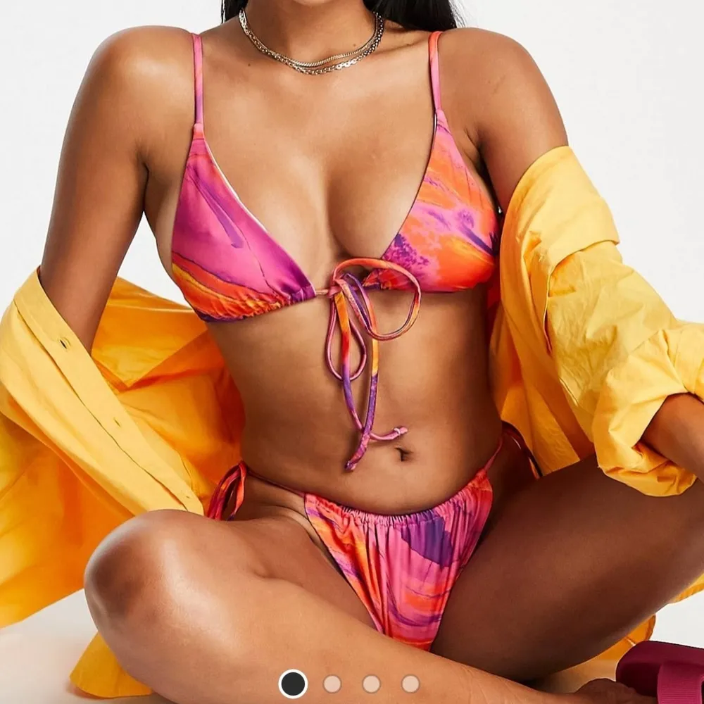Multifärgad bikiniöverdel från asos, köpt för 129kr. Helt oanvänd med prislapp på, säljer pga fel storlek.. Övrigt.