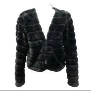 Pälsjacka strl S - Mysig pälsjacka passar perfekt till utgång eller liknande nu till hösten. Den är från GinaTricot, använd ett par gånger bara. Strl,S för endast 50kr