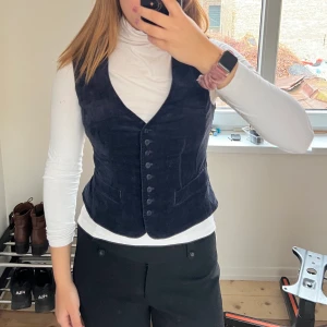 Sammet blå väst - Säljer denna fina blå sammet väst! Västen är i jätte fin sick❤️