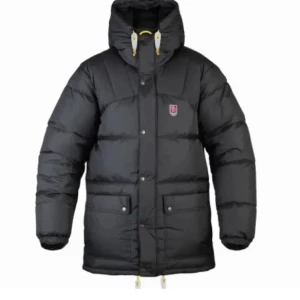 Svart Fjällräven Jacka storlek S - Säljer min fjällräven jacka i storlek S Använd 1 vinter  Skriv för mer bilder 