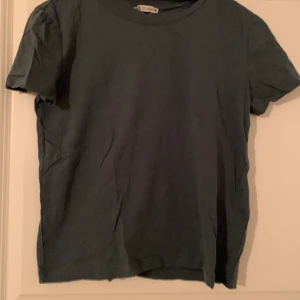 T-shirt  - Skit snygg T-shirt från zara som aldrig är använd! Passar till absolut allt