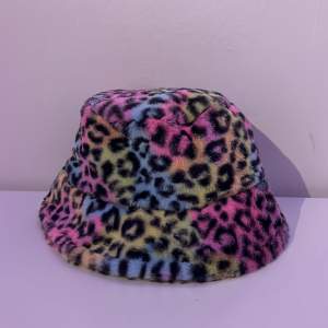 En multifärgad, leopardmönstrad bucket hat  men skysterbar insida! Alltsa kan man anpassa storlek efter sig själv ✨perfekt skick helt oanvänd!