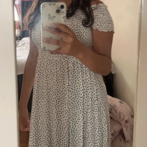 Prickig klänning - Jättefin och helt ny klänning som bara provats en gång! ❤️ 