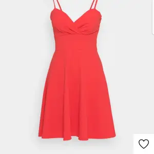 Underbar klänning om man passar i pastellfärg. De gjorde tyvärr inte jag. Därför säljes denna. Oanvänd. Men lappen är borttagen. Färgen är coral. Köpt på zalando i våras. Är precis som på bilden.