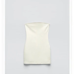 Bandeauklänning  - Vit bandeauklänning från zara, använd endast en gång så i bra skick💗 