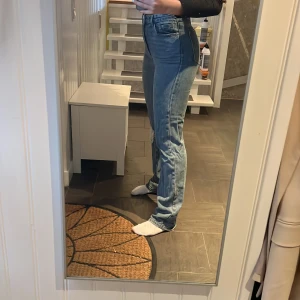 Blåa jeans - Blåa jeans med hål på vänstra knät🥰
