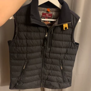 Parajumpers väst storlek S-M - Säljer min parajumpers då den blivit för liten. Bra skick. Inte använd så många gånger. 