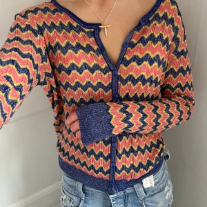 Missoni inspirerad kofta!! - Säljer denna kofta i så fint missoni mönster, den är lite glittrig vilket man ser böst i 2 bilden💗