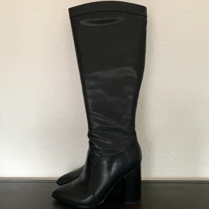 Boots high heel  - Klackhöjd 9cm  Läder True to size   Skick: Nyskick. Använda en gång