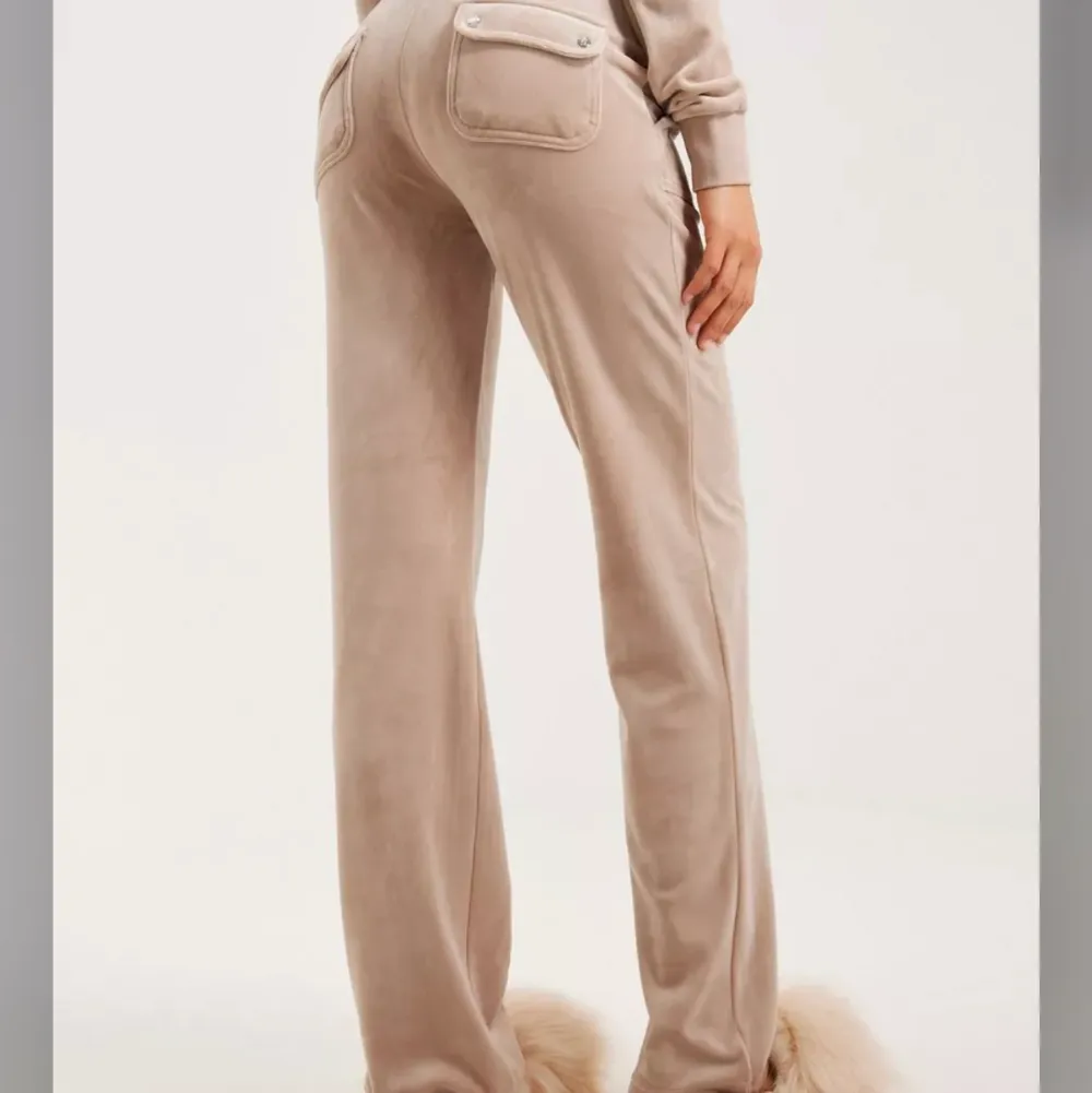 Juicy couture byxor i bra skick, i färgen beige. Skriv gärna för egna bilder (lånad bild). Jeans & Byxor.