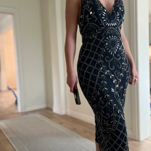 Festklänning  - En festklänning. Köpt för 1899kr aldrig använd prislapp finns kvar. Storlek xs men passar även s. Som referens är jag b kupa och xs/s på bilden 