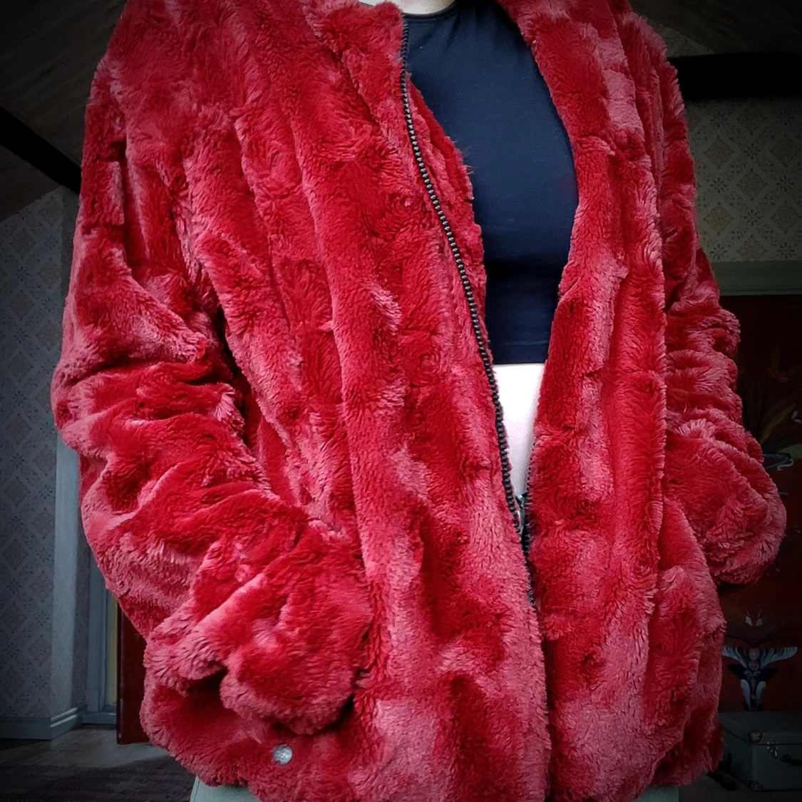 Röd pälsjacka