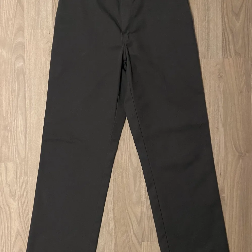 Straight fit. Charcoal (mörkgrå) färg.. Jeans & Byxor.