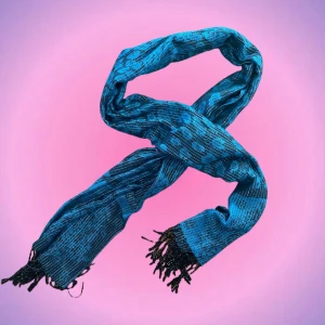 Scarf  - Så snygg blå/turkos scarf med silverdetaljer! Älskar den men har för mga sjalar o halsdukar😩 Hör av er privat vid intresse o frågor💖💖💕