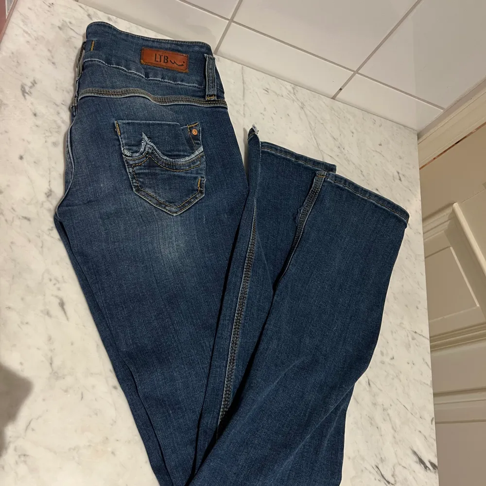 Säljer dessa snygga LTB jeans som jag inte hunnit använda! De är lowwaist och har en liten slits. Storlek 25/32. Köpta för 995 men säljer för 350kr😍. Jeans & Byxor.