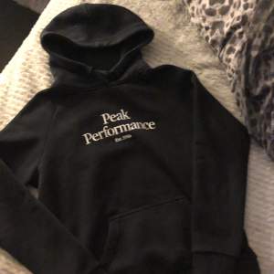 Säljer en jätte fin peak performance hoodie som jag har haft 1/2 gånger. Den är ett jätte bara skick och finns inga skador. Den är även i storlek medium 😁